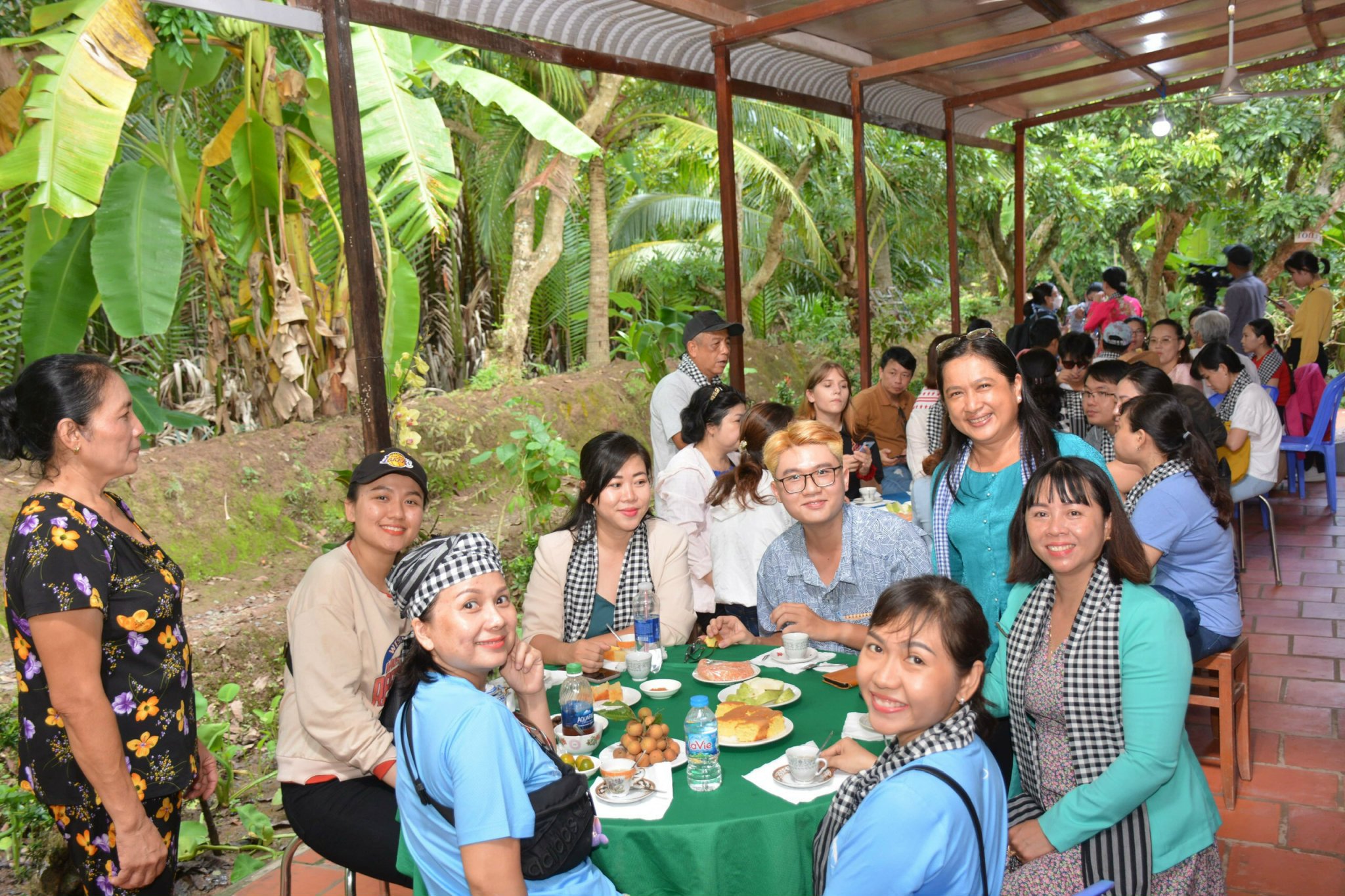 Đoàn thưởng thức các món bánh dân gian, nhãn cơm vàng tại nhà vườn chú Tám Cò, cồn tàu Tam Hiệp – Bình Đại.
